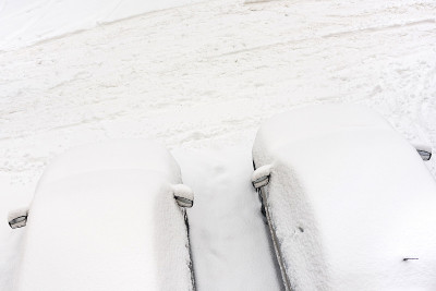 大雪过后，积雪覆盖了汽车