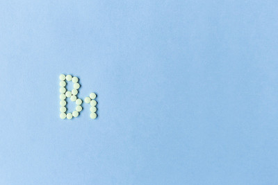 Yellow tablets forming B1 on a blue background. Vi