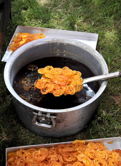 这是印度街头小吃吉勒比浸泡在糖浆中的特写镜头