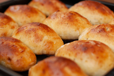 新鲜美味的自制蛋糕(pirozhki)