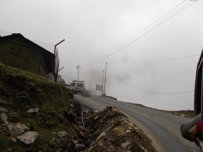锡金的甘托克山。山和路被雾、雪和云所覆盖。