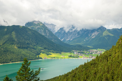 在提洛尔阿尔卑斯山徒步旅行