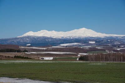 积雪残留的高地和雪山