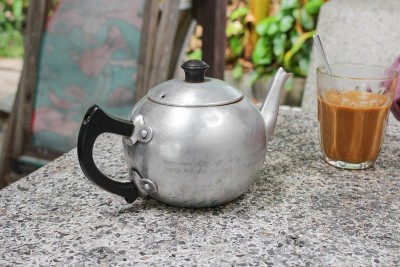 古董茶壶泰国桌上水磨石背景