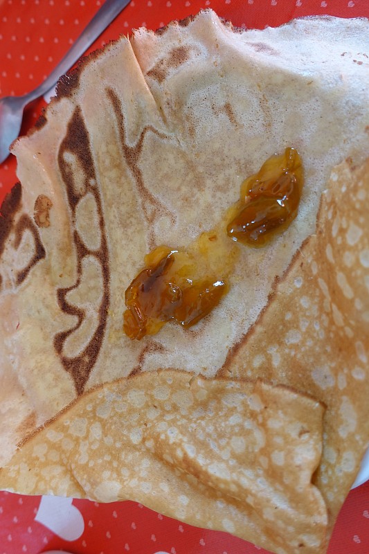 甜煎饼配梅子酱