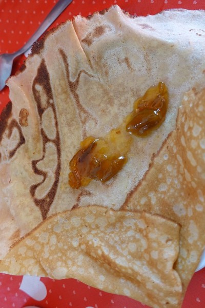 甜煎饼配梅子酱