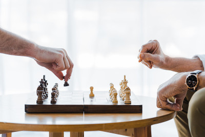 对老年人在家下棋的看法