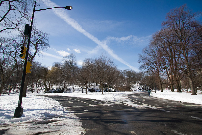 纽约，蓝天下的中央公园里的路和雪