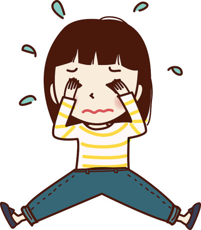一个女孩坐在那里哭泣。