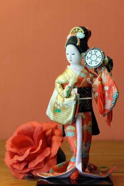 艺伎小雕像正在表演日本艺术