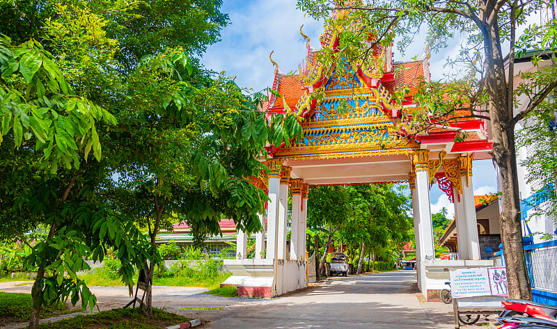 泰国苏梅岛苏拉特他尼Wat Plai lam寺庙入口的彩色建筑