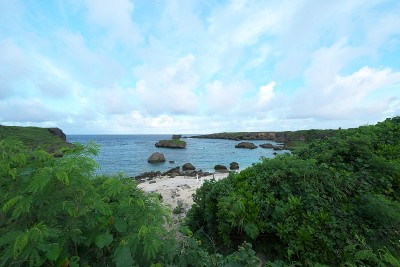 2019年6月29日，日本下模岛:日出后的中之岛海滩