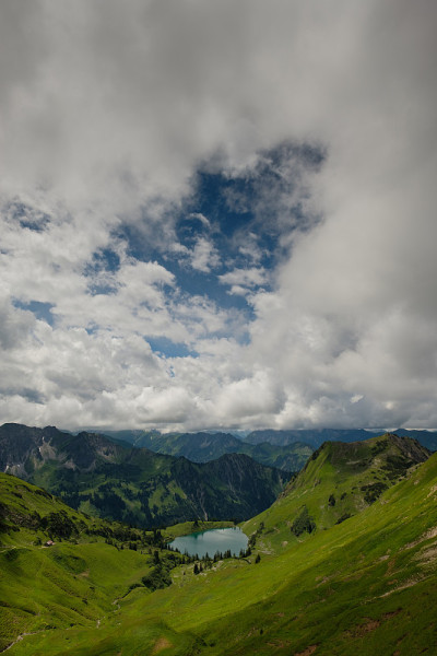 高山草甸和绿松石湖在山上与蓝天