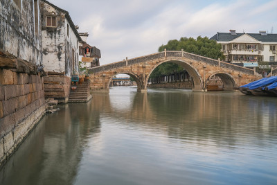 中国苏州周庄古镇的古建筑和旅游景观