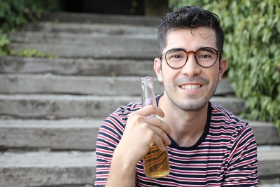年轻的西班牙人在喝啤酒