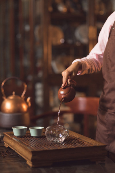 茶师在室内倒茶