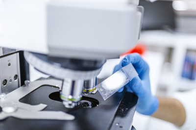 年轻的科学家正在做一些研究