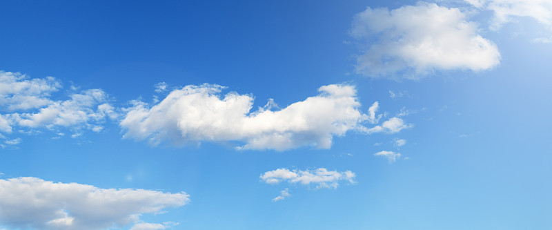 蓝天和白云。天空背景。全景
