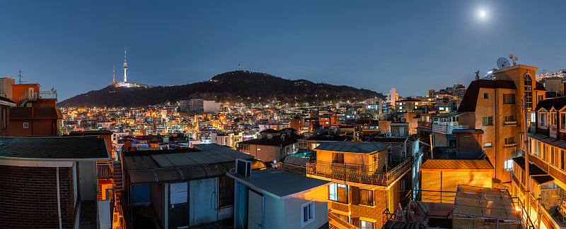 韩国首尔梨泰院区和南山塔的夜晚