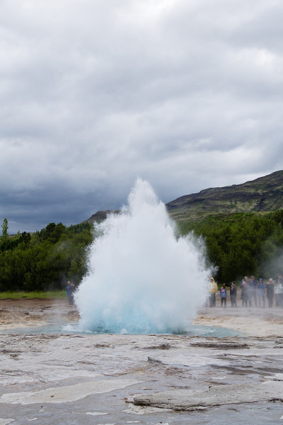 Strokkur间歇泉喷发。Geysir间歇泉景观，冰岛