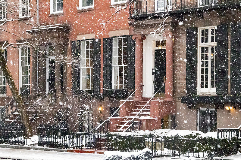 雪景与历史建筑沿着华盛顿广场公园在纽约市的冬季暴风雪