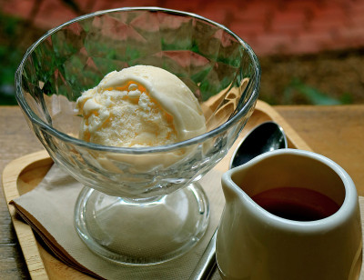 Affogato服务于户外座位，选择性聚焦和模糊背景