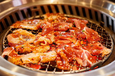 在炭炉上烤猪肉。韩式烧烤或日式烧肉。