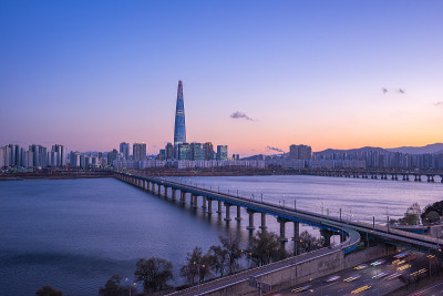 暮色中的汉江与韩国首尔城市的天际线