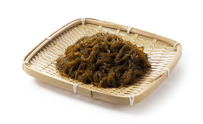 白色背景上的滤锅里的Mozuku。Mozuku是一种冲绳美食。