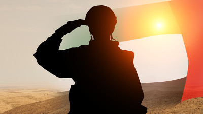 迎着日出敬礼的士兵剪影。概念-阿联酋国家假日，国庆日，纪念日。3D插图