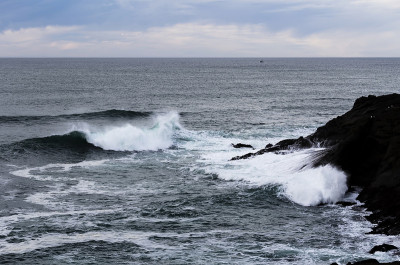 海浪冲击熔岩岬俄勒冈州迪坡湾