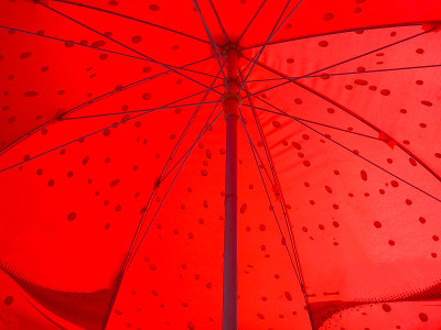 红色的伞上有雨滴