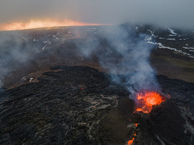 在冰岛法格拉达尔火山喷发的熔岩上飞行，冰岛