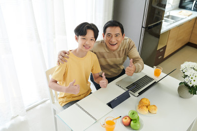 父亲和儿子竖起大拇指
