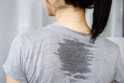 特写亚洲女人背部出汗，因为炎热的天气