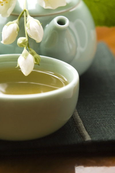 绿茶与茉莉花杯和茶壶