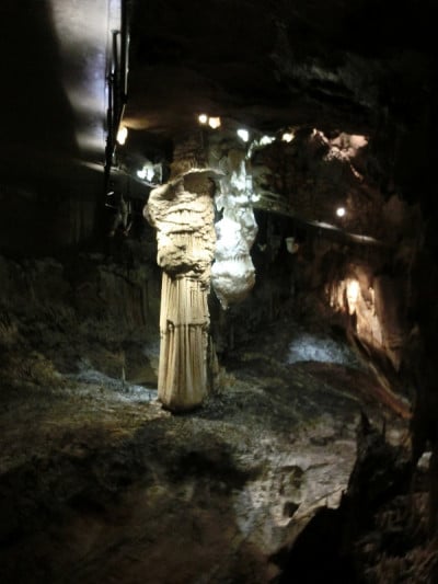 风景如画的喀斯特地貌照亮了洞穴，Postojna grotte