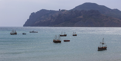 旧船在海上航行