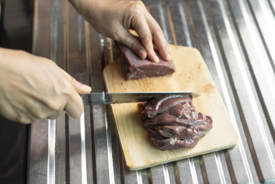 厨师切肉。