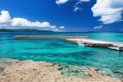 日本冲绳县荒屿岛的夏日美景