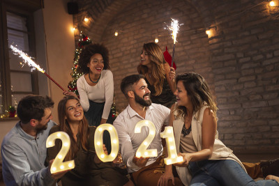 朋友们在家庆祝2021年新年
