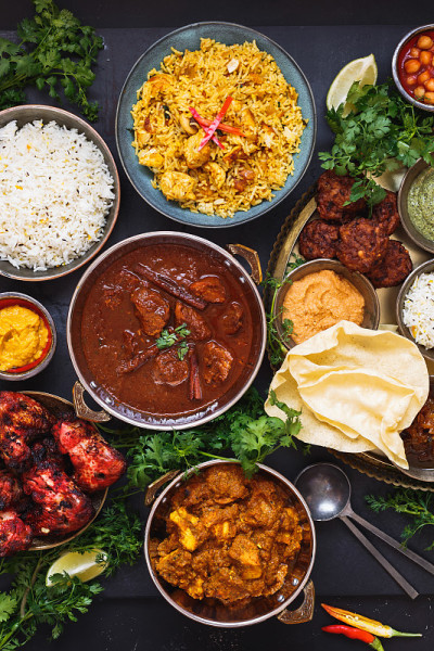 印度菜准备吃的特点罗根乔什，鸡肉tikka masala，印度香饭，烤肉串，馅饼，蘸酱和印度烤饼面包