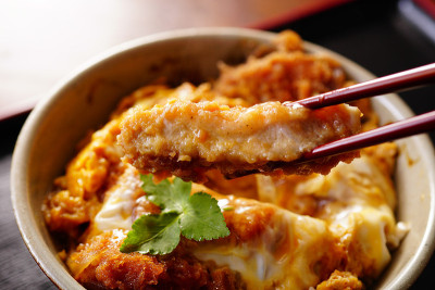 katsudon。日本的食物。炸猪排饭碗。