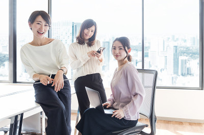 年轻的亚洲女性在办公室工作。