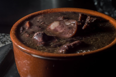 Feijoada配菜在桌上