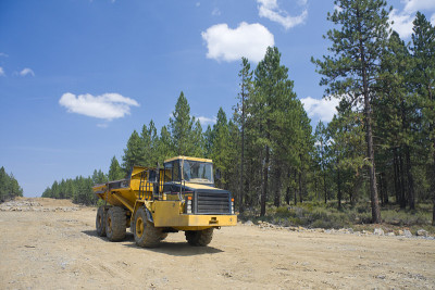 公路建设中的大型自卸卡车