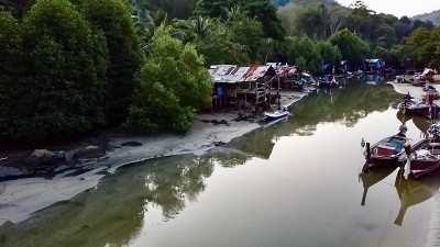 泰国普吉岛巴东的渔村，河上有长尾船和房子