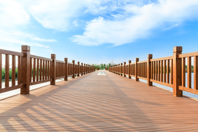 空的木板路和美丽的云在城市公园
