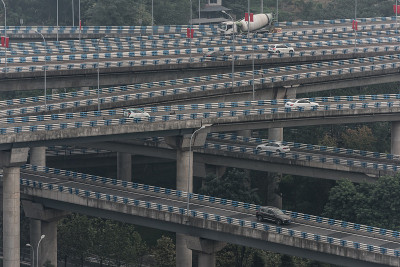 在城市的高速公路和天桥在一个阴天