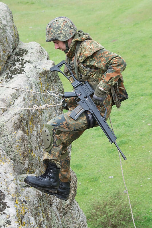 武装的士兵会登山